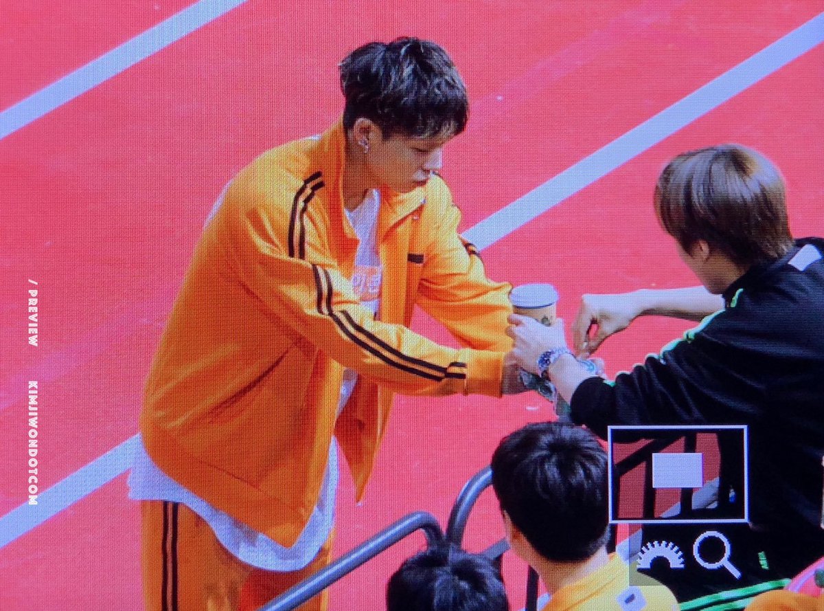 Bobby offering candies to Minhyuk.  My monkonic heart is about to explode right now because of these contents from ISAC 