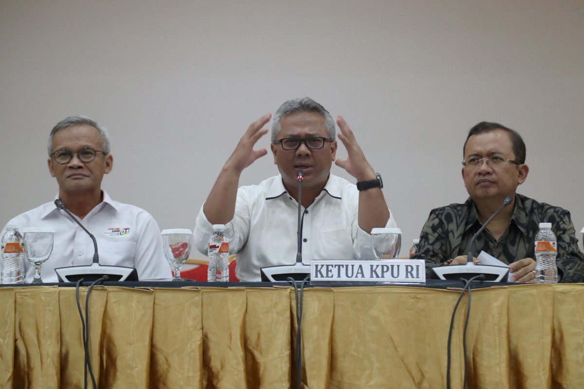 Debat akan digelar dgn Segmen I Pnyampaian Visi Misi, Segmen II &amp; III Menjawab Pertanyaan yg disusun Panelis, Segmen IV &amp; V Debat Antar Kandidat (Pertanyaan Tertutup) Saling Brtanya &amp; Berimbang, Segmen VI Closing Statement | Konpers, Senin (7/1) #KPUmelayani #SukseskanPemilu2019