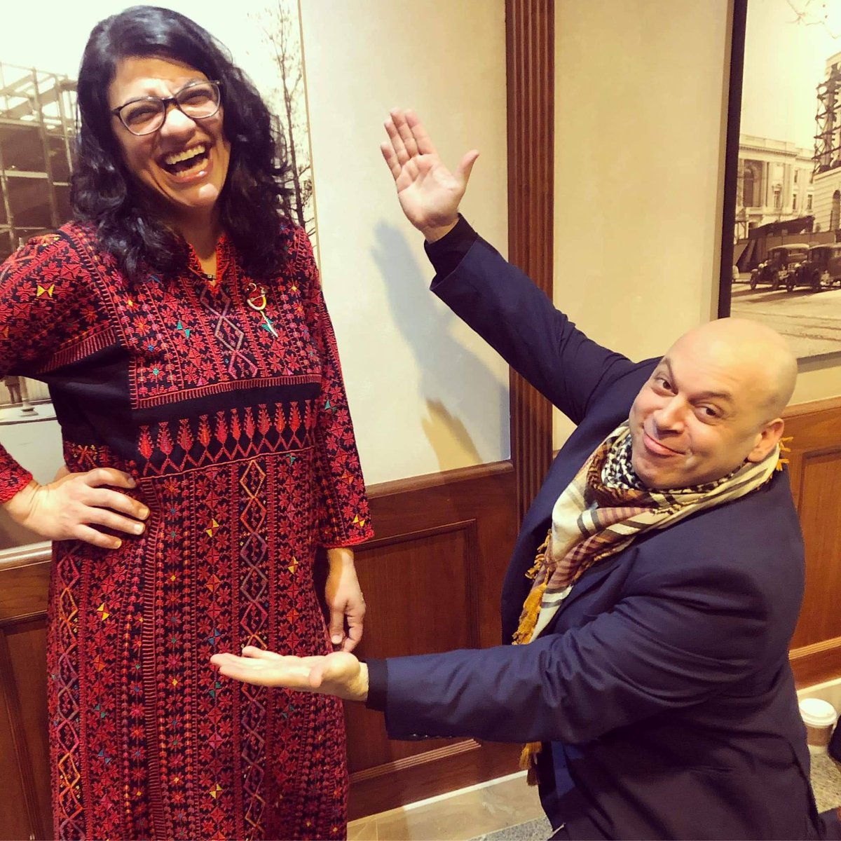 #رشيدة_طليب، ترتدي الثوب الفلسطيني اثناء اداءها القسم في مجلس النواب الأمريكي.
رشيدة فلسطينية من قرية بيت عور الفوقا, #رام الله

A throwback to our queen for the day, <a href="/RashidaTlaib/">Rashida Tlaib</a>, the first Palestinian-American woman in #Congress! 

#Palestine #FreePalestine