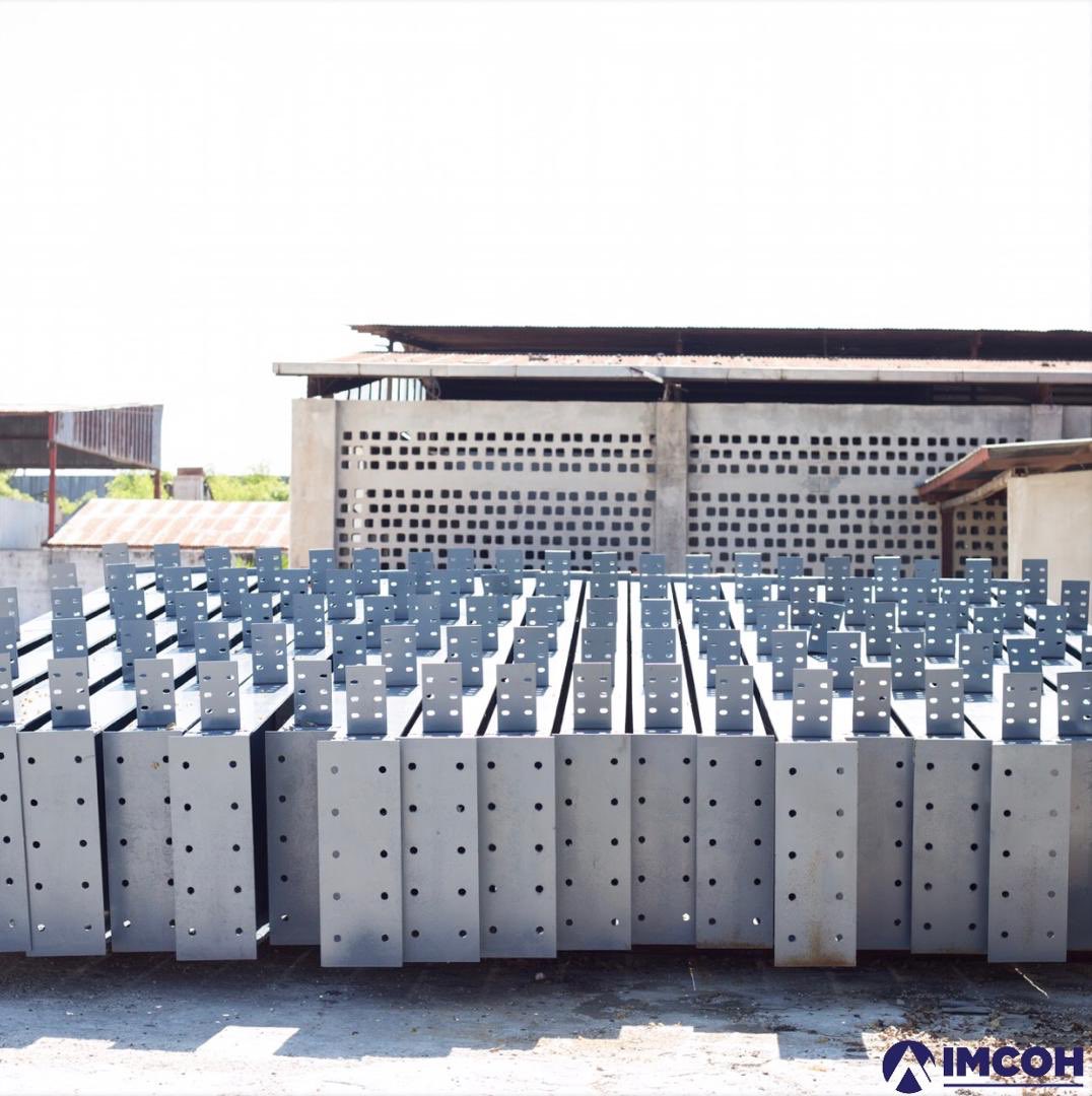 IMCOH1's tweet photo. Steel over years ! New year , new goals 🌟 #metal #warehouse #producedinhaiti https://t.co/rxWSWepmVW