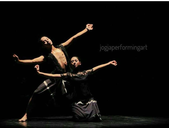 jogjaperformin1's tweet image. LINIER karya tahun  2017, menegaskan sekaligus tafsir ulang karya-karya &amp;amp; semangat Bagong Kussudiardjo 📷 erwinoctavianto - aonekoe #linier #psbk #gugusbagong #bagongkussudiardjo #fotografipertunjukkan #performingart #tari #dance #eventjogja #contemporarydance #stagephotography