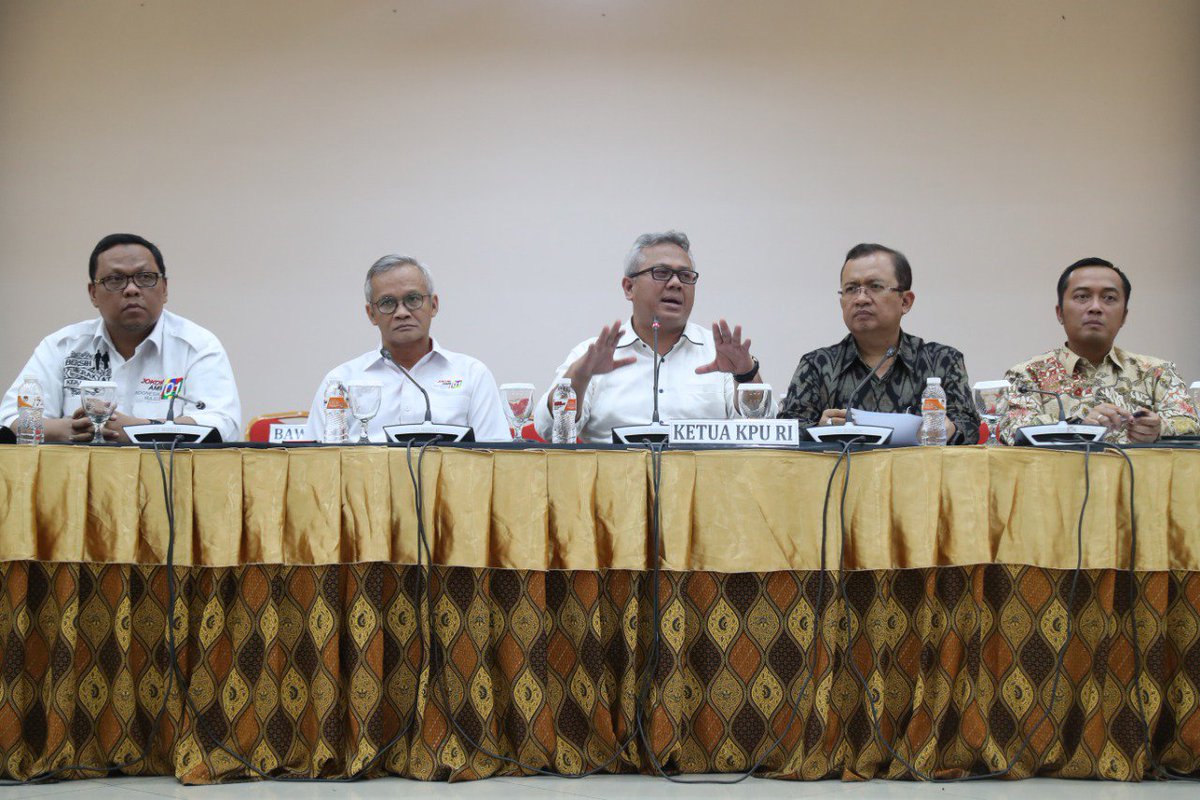 Perubahan pengurangan Tim Panelis/Pakar pada Debat Pertama merupakan keputusan bersama antara KPU dgn Tim Kampanye Paslon 01 &amp; 02 | Konferensi Pers, Senin (7/1) #KPUmelayani #SukseskanPemilu2019