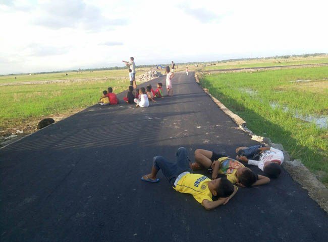 vnewsid's tweet photo. Jalan Tani Di Aspal, Anak-Anak Di Mejelling Wattang Tiduran Di Jalan https://t.co/mjiNc4YZRJ https://t.co/ksKkaJEl11