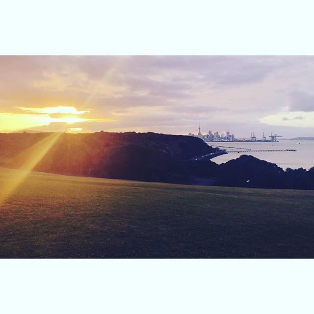 sjcnz's tweet photo. An evening stroll in this beautiful city โ๏ธ๐
#funwithfriends #Auckland #newzealand #summer #zmsummer @katrinamccloy https://t.co/gi1p7kPkWq