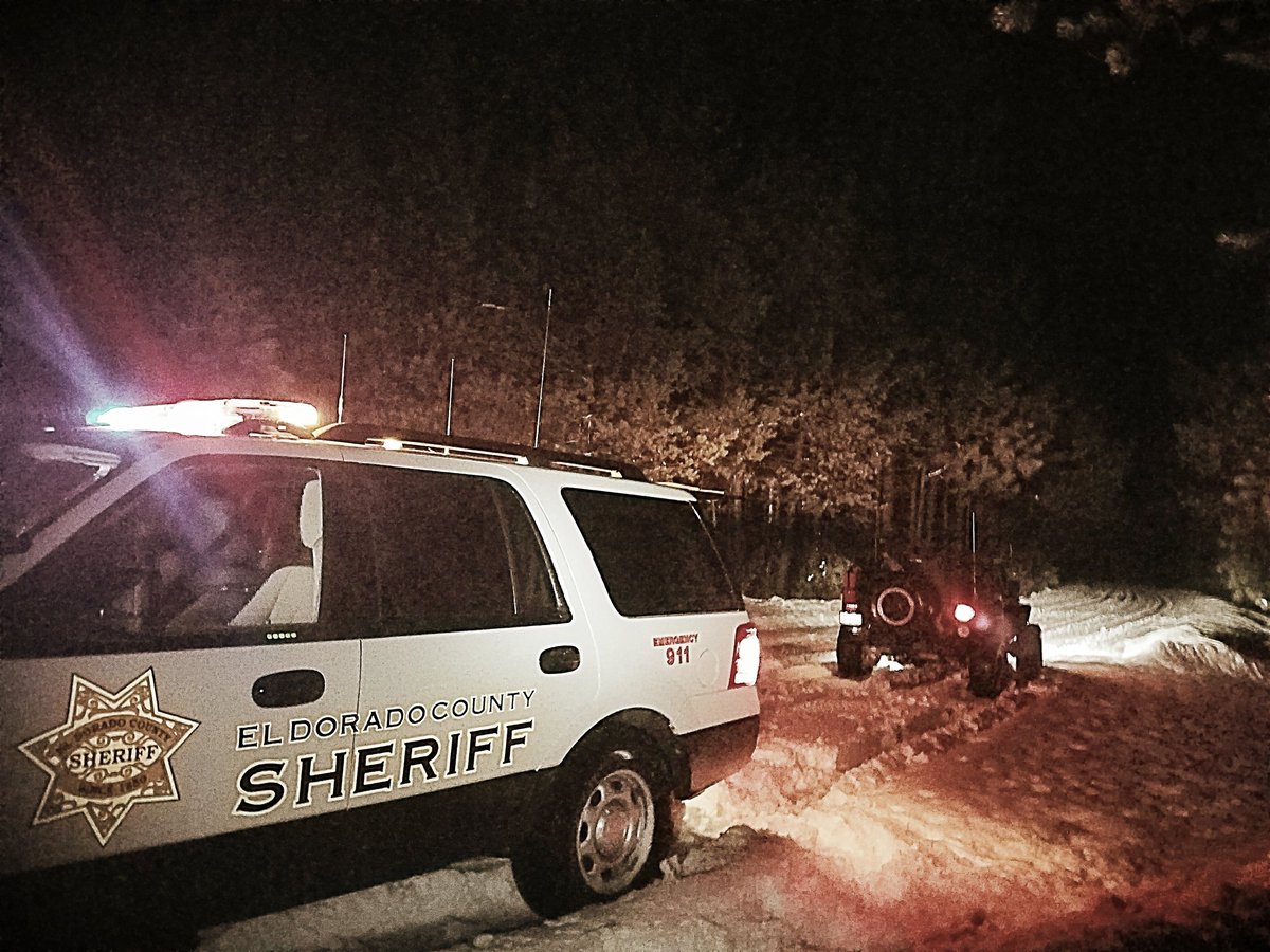 edsod761's tweet photo. #EDSO Deputies and #SAR Volunteers are actively conducting a  rescue for 3 lost hikers near Loon Lake. The subjects have been safely located and are being extracted by our amazing #SAR #Volunteers https://t.co/Ppgm8POaWE