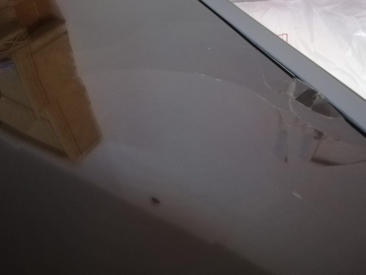 anasurky's tweet photo. @WortenAtiende así me llega la tv que compro en worten. Estoy reclamando y nada. Embalaje perfecto. Por lo que entiendo que la introducen directamente así. Estos son los productos que vendeis??? Me siento estafada. #worten https://t.co/wSI8XiBH6B