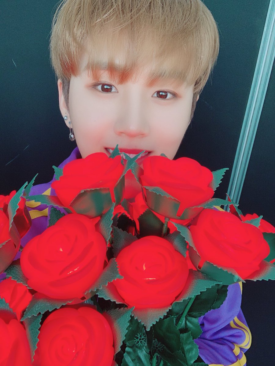 7OC_official's tweet photo. [#이솔] 🌹🌹🌹🌹🐥🌹🌹🌹🌹
이른 아침부터 응원와줘서 너무너무 고마워요~ 오랜만에 봐서 더 반가웠어요☺️
우리 로즈들 감기 조심하기~!!

#세븐어클락 #SEVENOCLOCK
#seven #セブンオクロック #7OC https://t.co/frA1mbEv76