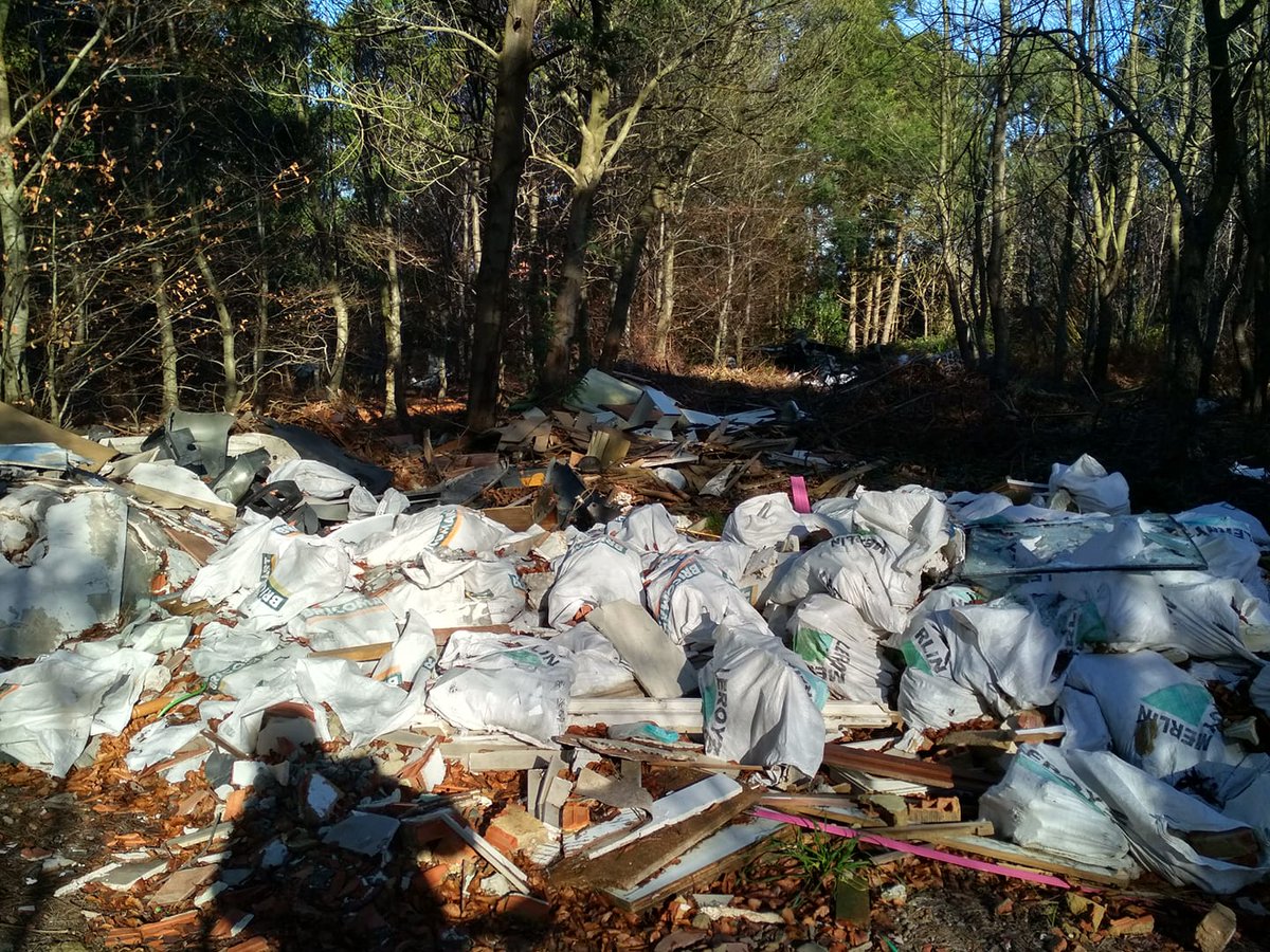 wholengo's tweet photo. ¿Permite la Ley de Montes que  particulares y #constructoras realicen trabajos ilegales y luego creen #vertederos ilegales como este de los montes de #zamudio?
#MedioAmbiente #montes #Bosque https://t.co/HgcHORr4ZO