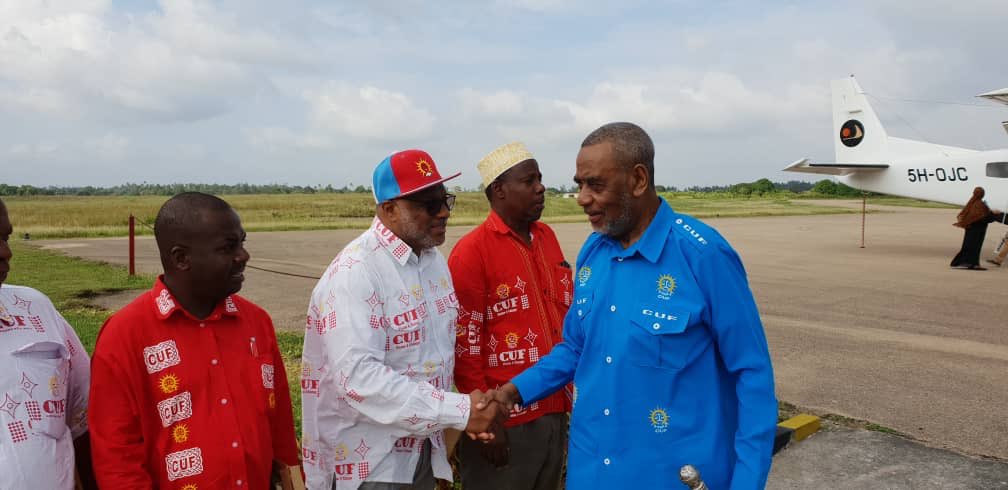 CUFTAN's tweet photo. Maalim @SeifSharifHamad awasili Pemba kwa ziara ya kikazi ya siku 4. Alipowasili kisiwani Pemba Maalim alipokewa na viongozi wa chama wa Wilaya nne za Pemba katika uwanja wa Ndege wa Chake Chake. https://t.co/CferDkvzyy
