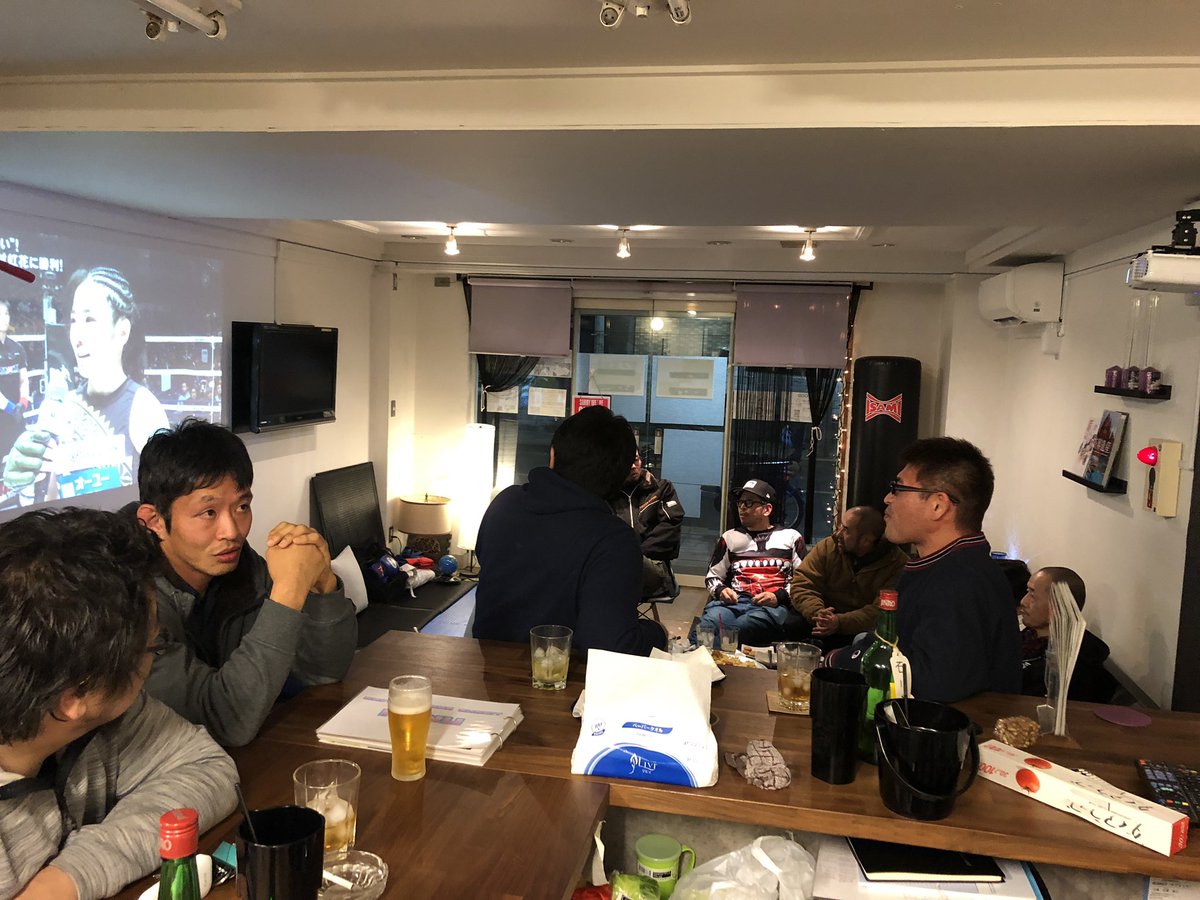 penjyuyazama's tweet photo. たまには混んでる日もある、みたいな感じの写真。
カフ��&バーサブミット、開店中
#cafeandbarsubmit #bar #柔術 #柔道 #小平市 #kimuralock #kimurarock #キムラロック #映画#漫画#格闘技#カフェ#バー#道場#ジム#サブミッション#アサイー#bjj#mma#CafeandbarSubmit# https://t.co/fqV4RClPXT