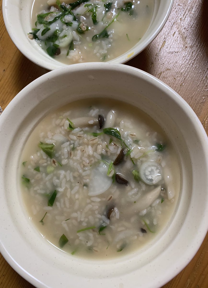 lyraskyofficial's tweet photo. I cooked Nanakusa-gayu is thin rice porridge o'Japanese traditional foods for praying good health on 7th o'January.
made from rice, mochi&7kinds o'spring herbs.
yummy&so healthy😘
#japanesefood #traditional #mochi #herb #springherb #thinriceporridge #newyear #七草粥 #七草 #健康 https://t.co/08fZzxLmh7