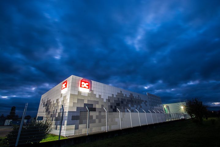 GroupeCOURBIS's tweet photo. Nous vous souhaitons une belle année 2019 ! 
Merci à ©FlorianGarcia pour ce cliché pris à l'aube. 
#BonneAnnee2019 #BonneAnnee #Labcenter #GroupeCourbis #RomanssurIsere #Polymer #Drôme #France https://t.co/v8LkiDgomV