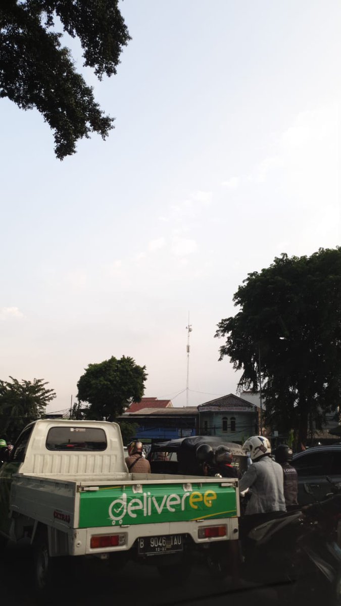 RadioElshinta's tweet photo. 17.13: Arus lalu lintas padat di depan Kalibata Mall arah ke Jambul/ Jl. Dewi Sartika dan arah sebaliknya lancar. (P. Naufal) #ElshintaEdisiSore @TMCPoldaMetro https://t.co/ssnAPDJArQ