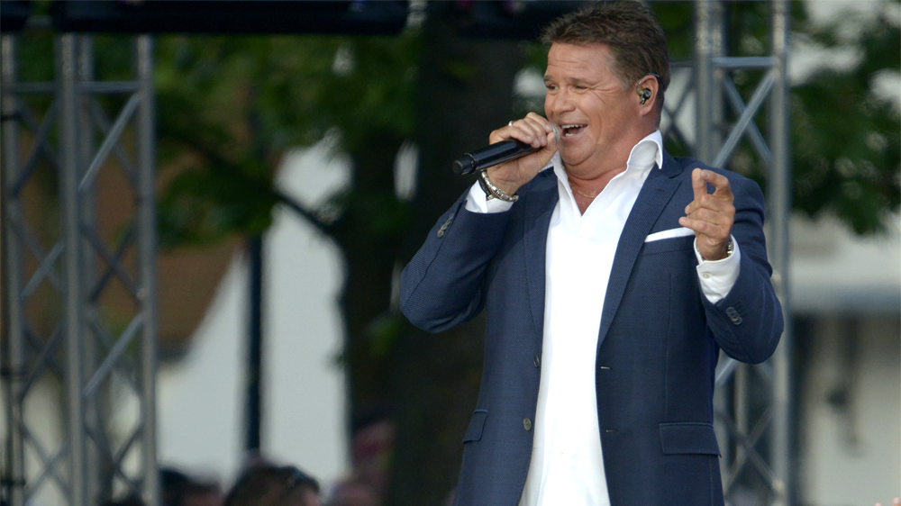 .<a href="/wolterkroes1/">wolter kroes</a> duikt binnenkort de studio in voor een bijzonder duet! 🎧🎤 Met wie? Lees meer: bit.ly/2Vw92Hb #SterrenNL