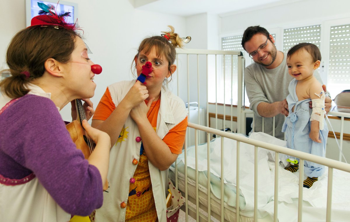 payasospital's tweet photo. Hoy cumplimos 20 años. El 7 de enero de 1999 empezamos nuestro primer programa de visitas a los peques ingresados en el Hospital Clinico de Valencia... actualmente estamos en 8 centros de la CV, gracias a vuestro apoyo! #Payasospital20años https://t.co/MSWO5xfJdg