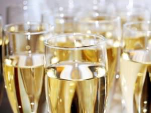 Bent u erbij op 9/1? Onze nieuwjaarsreceptie om 20u. in het gemeentehuis? Inwoners, verenigingen &amp; bedrijven zijn van harte welkom! O.a. worden bijzondere kampioenen &amp; vrijwilligers gehuldigd &amp; een unieke expositie van Louise te Poele geopend, bit.ly/2EBwgX9 #Bronckhorst