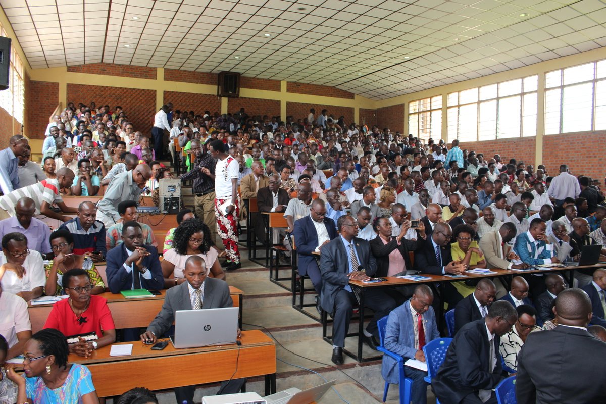 UmuringaMag's tweet photo. #Burundi "Le Kirundi et les TIC" est le thème présenté par l'Ambassadeur @willynyamitwe dans la conférence-débat sur la modernisation du kirundi qui se tient à l'université du Burundi (@UB_Rumuri ) https://t.co/URZhLBoakR
