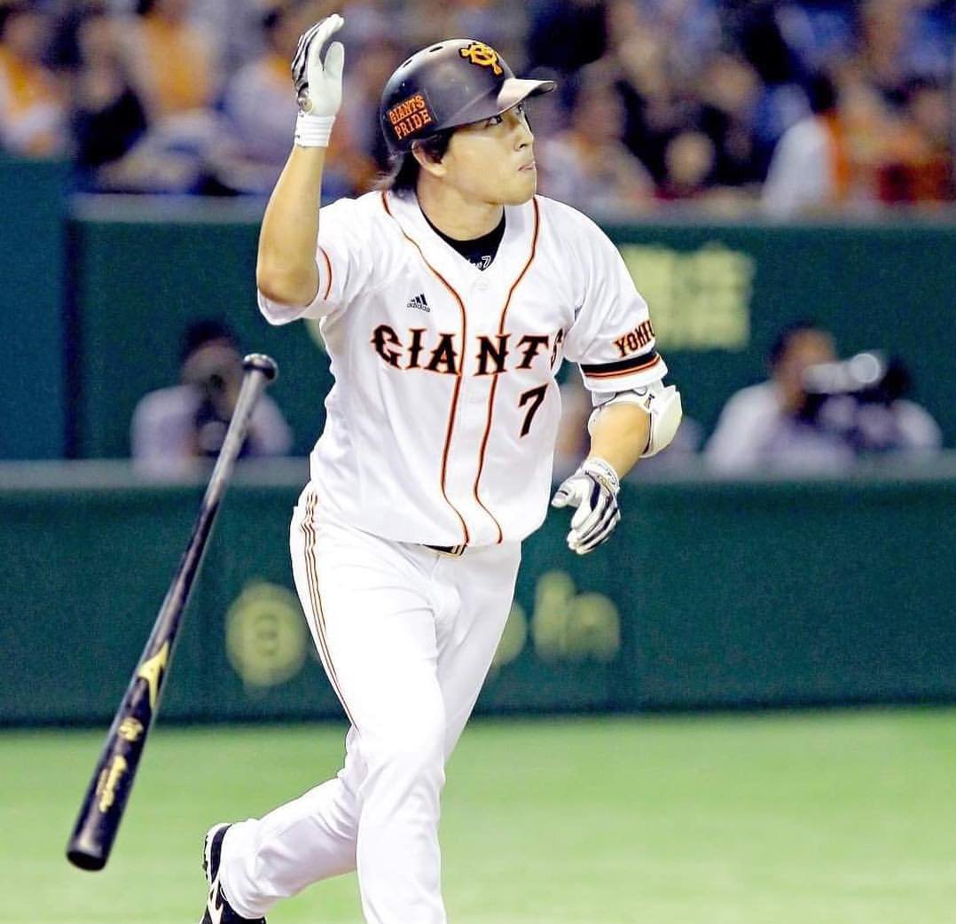hochi_giants's tweet photo. カープに移籍する長野久義選手
1年目の10年新人王
2年目の11年は最終戦代打逆転サヨナラ満塁本塁打で内海投手に最多勝となる18勝目がつき自身も首位打者に
12年は坂本選手と最多安打
16 17年は選手会長
昨年9月28日DeNA戦で0-0の9回にサヨナラ本塁打で菅野投手完封勝利
通算1271安打137本塁打 打率.286 https://t.co/bqD8voboqi