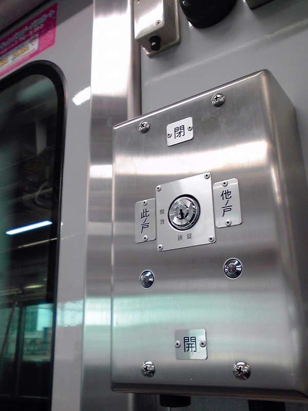 昨日乗った名鉄電車、発車間際だったので中間車に乗りましたけど、3300