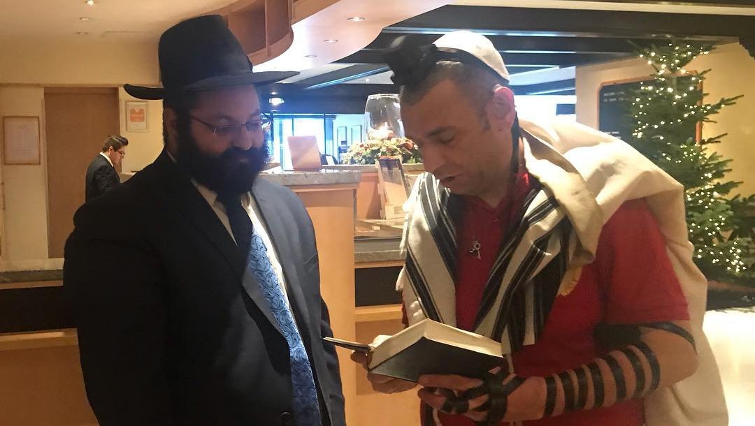 TefillinSelfie's tweet photo. Congratulations to the Ashdod Deaf Sports team on winning a Semi-final after which they had the opportunity to put on Tefillin and pray with Rabbi Yehoshua Soudakoff (@deafrabbi)!!
-
#TefillinSelfie #Tefillin #Jewish #Chabad #Mitzvah #TefillinForIsrael #BarMitzvah #TefillinPower https://t.co/AuPi3pNJMj