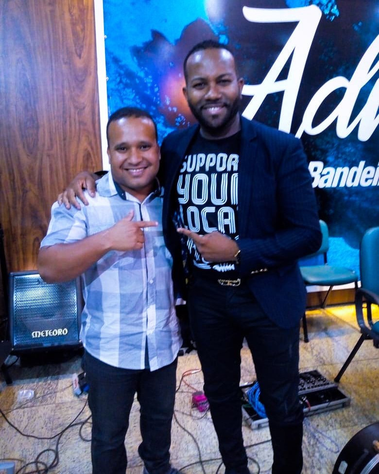 CelioCarlos5's tweet photo. MUITO TOP ONTEM  com o cantor @jairobonfim    #Gospel #saxophone https://t.co/3KNAR0CorM