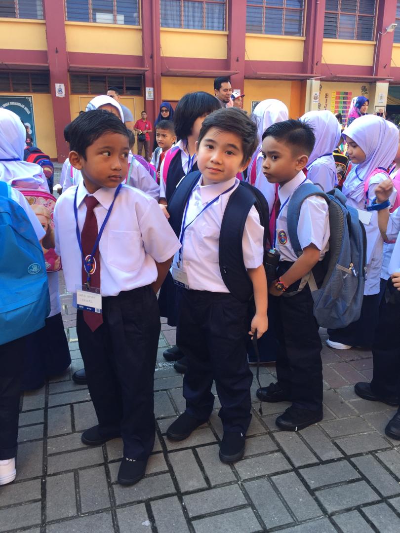 SkyeHz11's tweet photo. comel je my nephew.. 2nd week sekolah pun...mummy kena tggu kat skolah lg.. aku dlu.. kene hntq smpai nangis2.. tp mak aku keje..😭 https://t.co/Z6K6HHqHxv