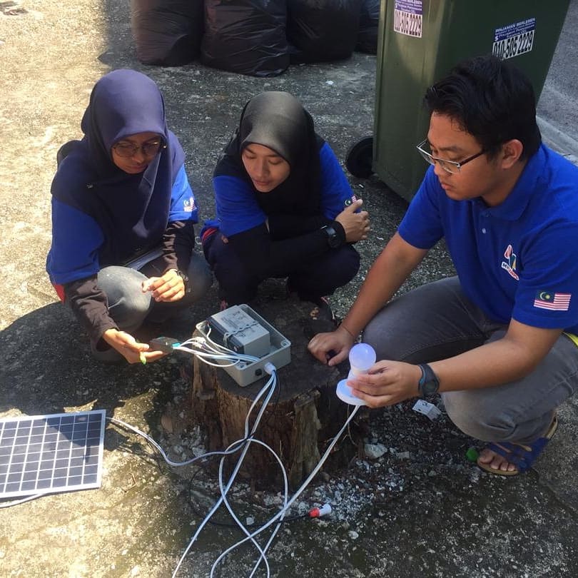 suncroxsolar's tweet photo. Crash course on Solar Energy 101 with @mycorpsofficial volunteers under @KBSMalaysia that will assemble and install solar powered lights in aboriginal village near Gerik, Perak. @SyedSaddiq #SuncroxSolar #MYCorps https://t.co/wX8bGvD1a3