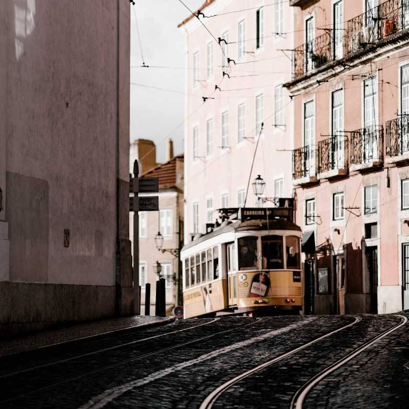 Petite devinette !!!!! A votre avis où a été prise cette photo ??? Tic tac tic tac , vous avez trouvé ? La réponse c'est Lisbonne ! 
Nous on a adoré la ville en tout cas 💖 <a href="/visitportugal/">Visit Portugal</a> #lisboa #visitlisbon #portugal