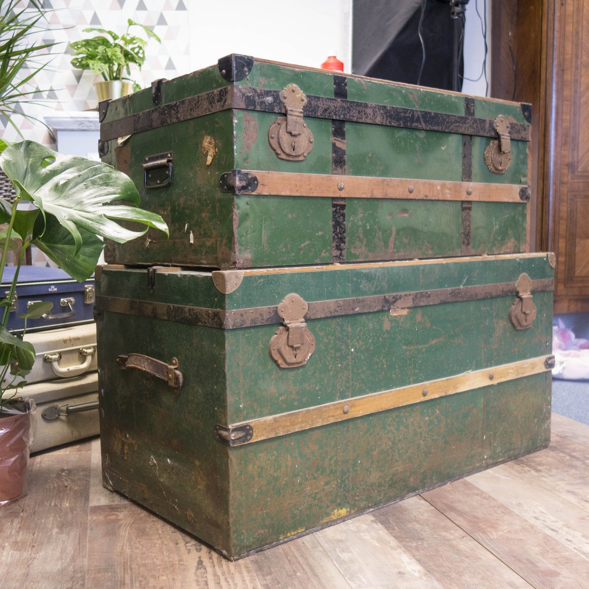 RoseBarrel's tweet photo. Ik heb jullie mening nodig.. Deze twee kisten verven Ja of Nee? 
#MondayMotivation #durftevragen #upcycle #kisten #maandag #brocante #oldstuff #vintagestyle https://t.co/ON0EMek05K