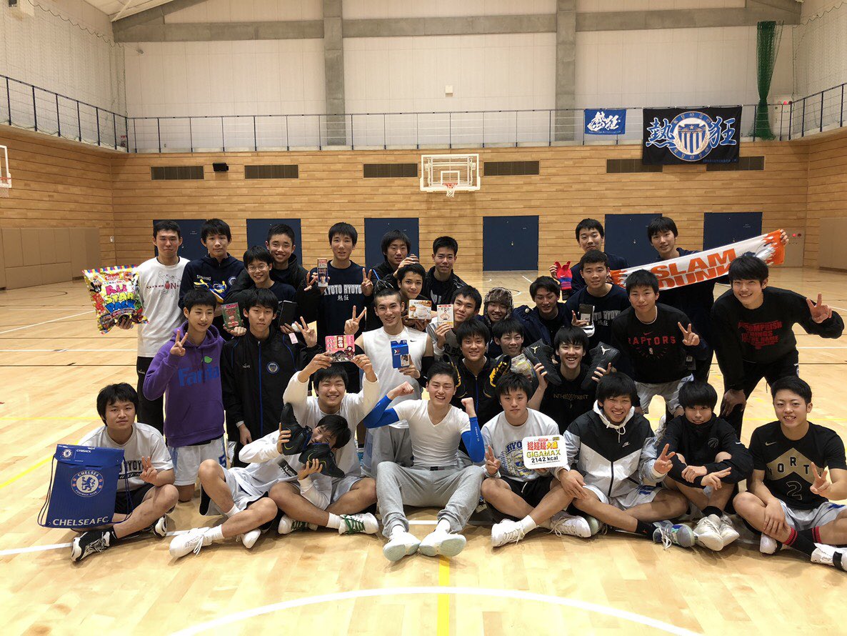 HIRO686367526's tweet photo. 両洋バスケ部毎年恒例の行事
ビンゴ大会！ https://t.co/wAYf0iJBmc