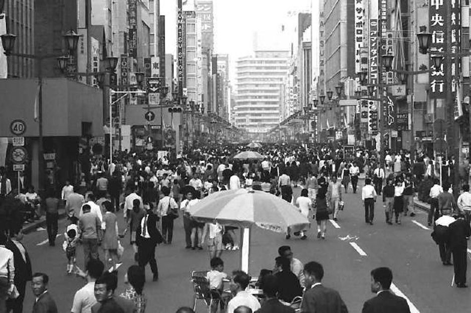 Ginza 300bar Sur Twitter 50年前の銀座の歩行者天国 ニューヨーク発祥で東京でもスタートしました 銀座新宿池袋浅草 8月2日日曜日