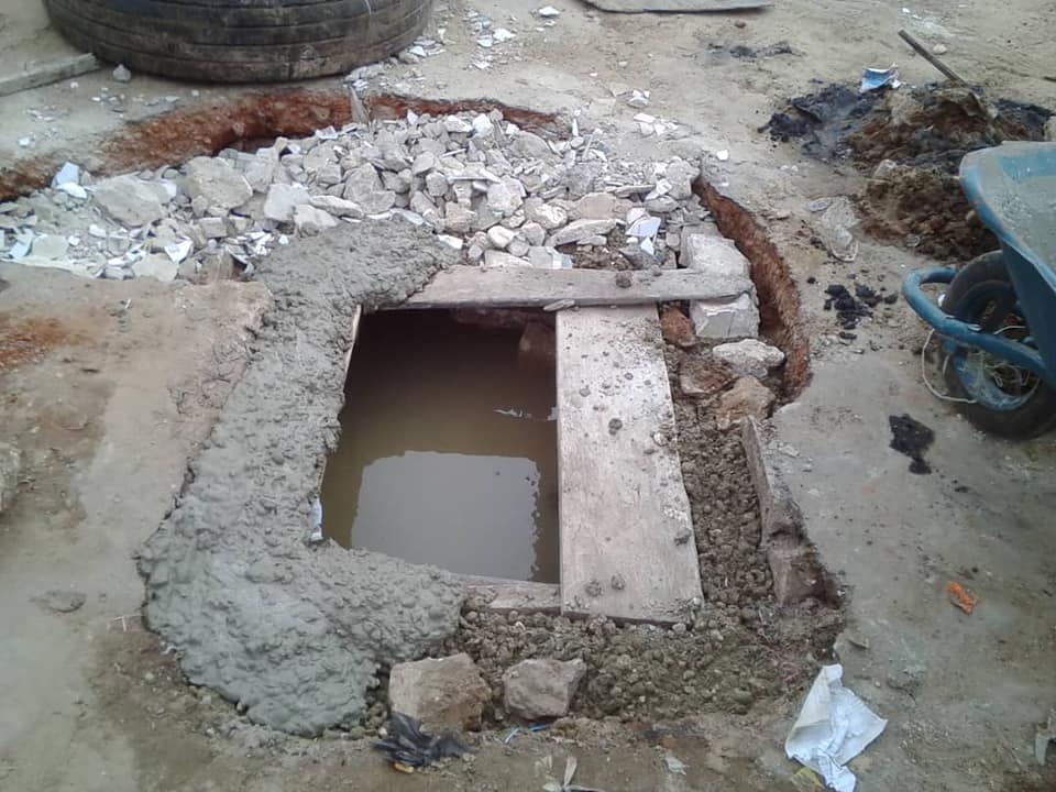 Dakar , Sénégal🇸🇳
Serigne Khadim Samb et Modou Gueye..Rue (63×50 GT). Ils ont collecté des fonds auprès des habitants pour fabriquer des plaques d'égout pour la sécurité et l'hygiène des enfants.#kebetu