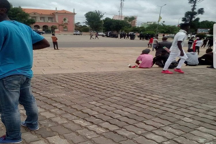 portaldeangola's tweet photo. Clientes do Banco Postal no Huambo manifestam-se diante do palácio da governadora - https://t.co/EV3OxK7m6l https://t.co/9X72iwoPl5