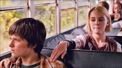 دي لقطه رومانسيه في احد الافلام الاجنبيه
بس عندنا ف مصر معناها في ربع جنيه وراا..😹😹💔✋