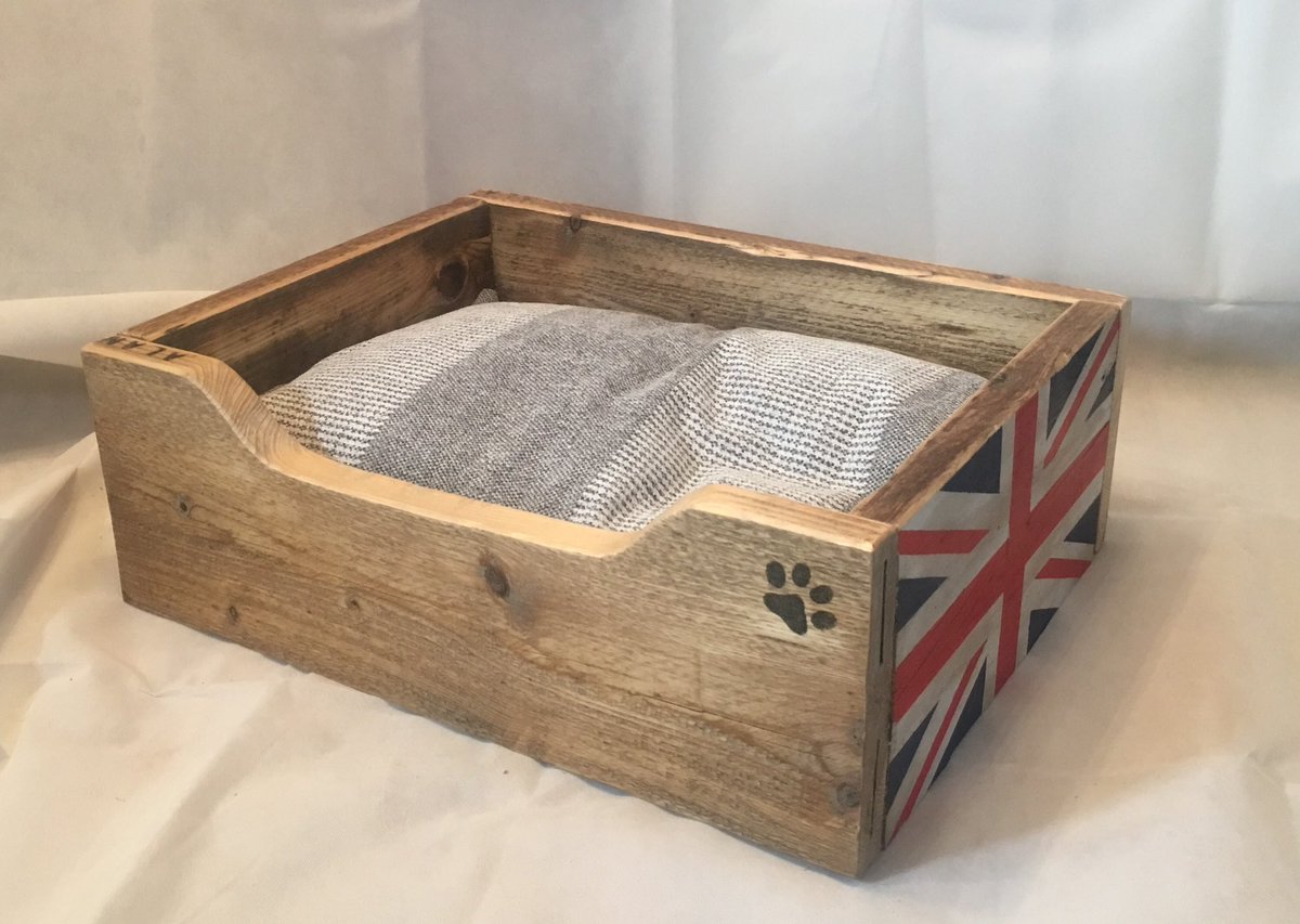 dan_workshop's tweet image. Reclaimed scaffold board dog beds I made.