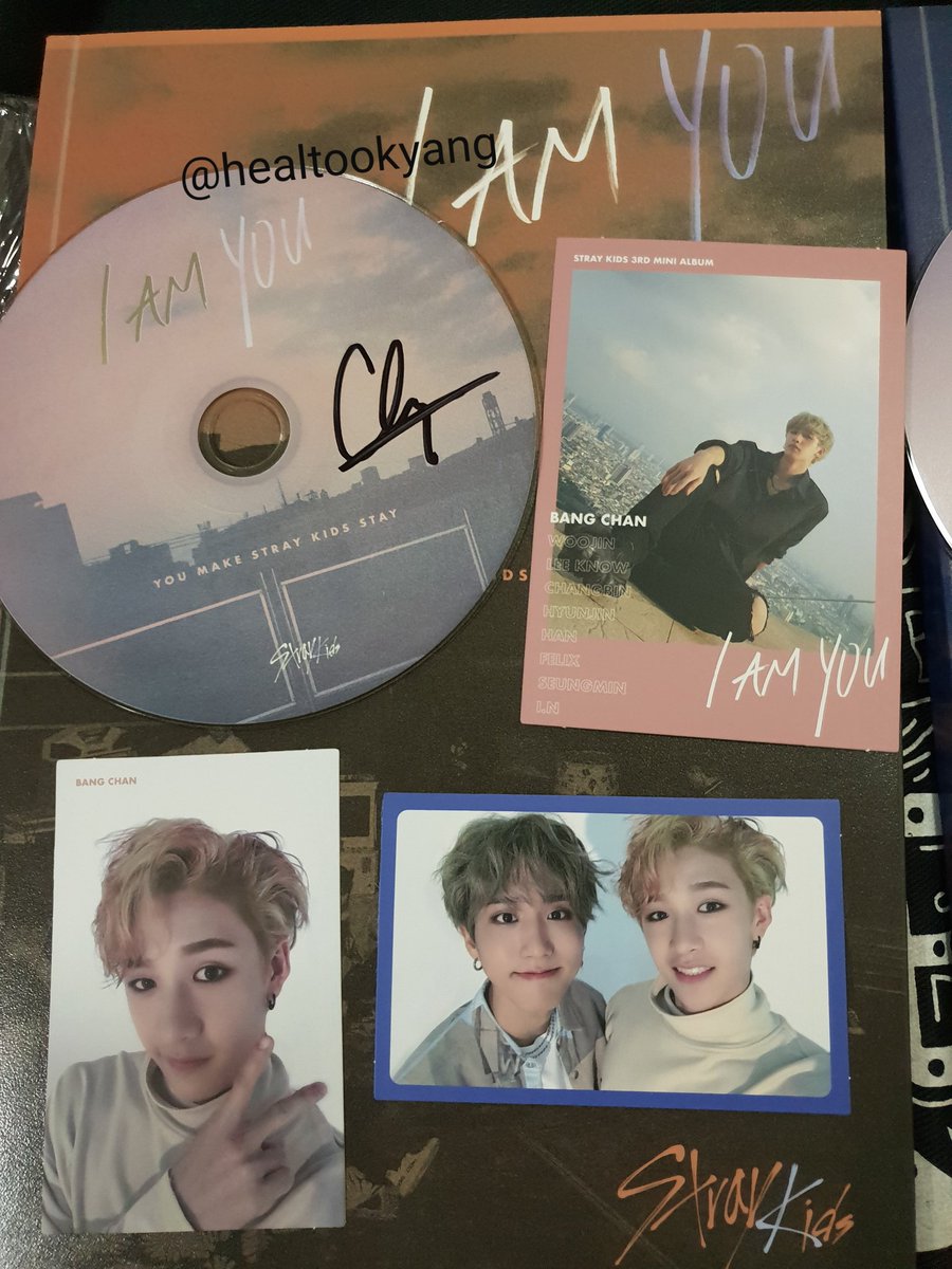 healtookyang's tweet photo. ขายCDไซน์จาก MWAVE ลายเซ็นชาน การ์ดตามรูป เลือกปกได้ (ฟิลิกซ์/ซึงมิน) 1290 บาท ส่งฟรี / มัดจำ 290 จ่ายนัดรับหน้างาน  #STRAYKIDS #ตลาดนัดเด็กหลง #ตลาดนัดSTRAYKIDS #UNVEILTOURINBKK #BANGCHAN https://t.co/W83yNNbc0e