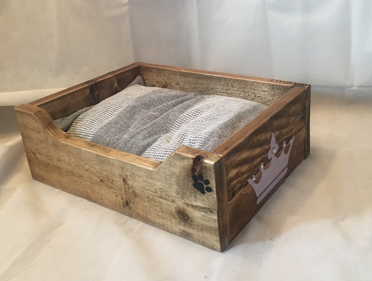 dan_workshop's tweet image. Little princess dog bed I made to order.