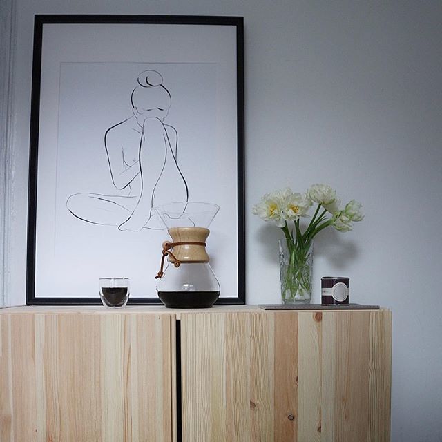 New Monday habits, sipping good coffee from small cups and trying not to look at the clock. Separate note, It is the start of the Tulip season! Got these ones at my local, so delicate and small.
.
.
.
.
.#myhomevibe #workingfromhome #homeoffice #simplede… http://bit.ly/2CWjTTv