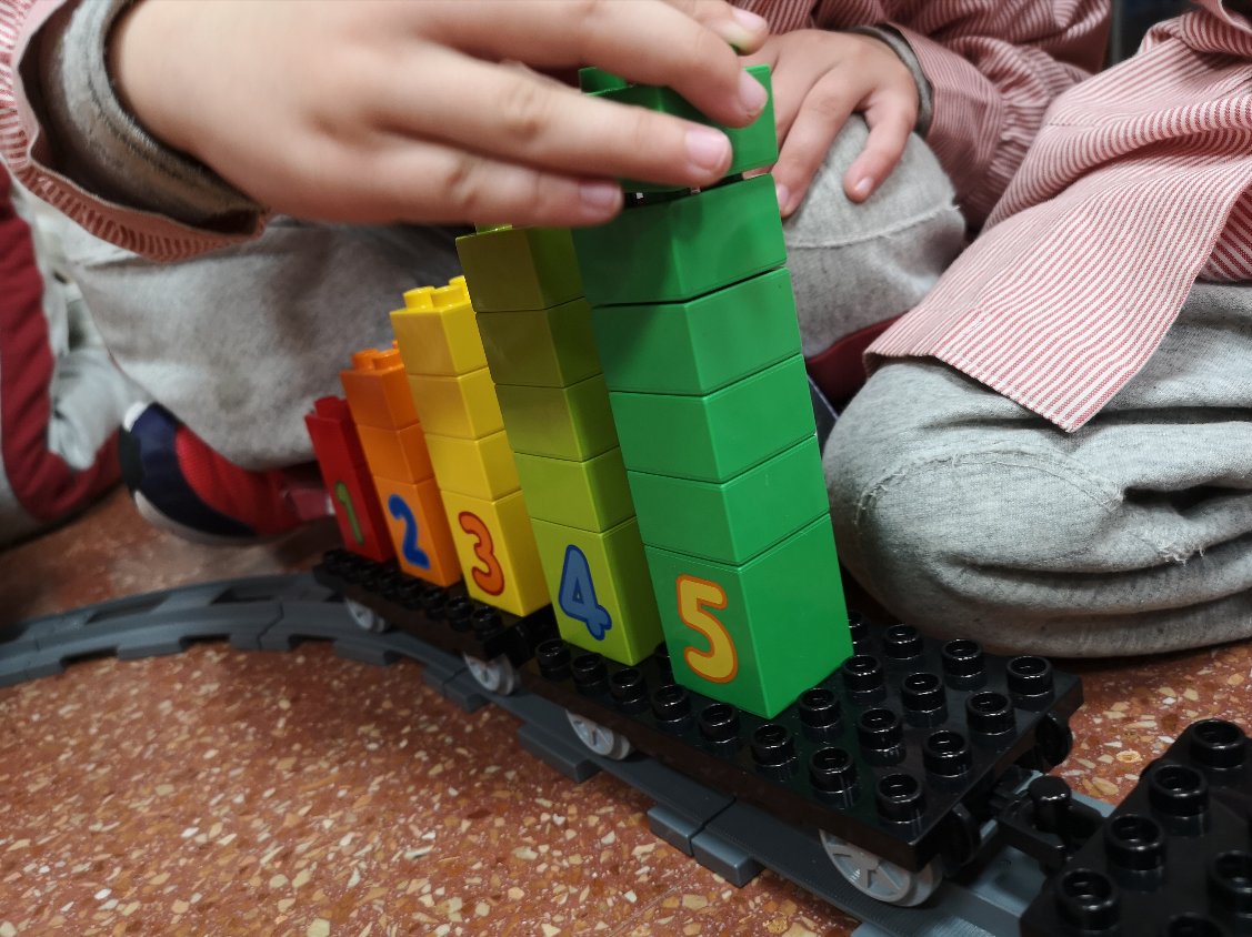 RobotixCS's tweet photo. ¿Aprender #matemáticas jugando con #LEGO? 🔢🤖 ¡Claro que sí! 🙌🏻 Junto con el #Mathtrain, nuestros alumnos/as aprenden y refuerzan los #números mediante el juego 👏🏻 
¿Te imaginas una forma más divertida y eficaz de aprender matemáticas? 
#RobotixCastellón #robóticaeducativa https://t.co/IpHCcCf3jM