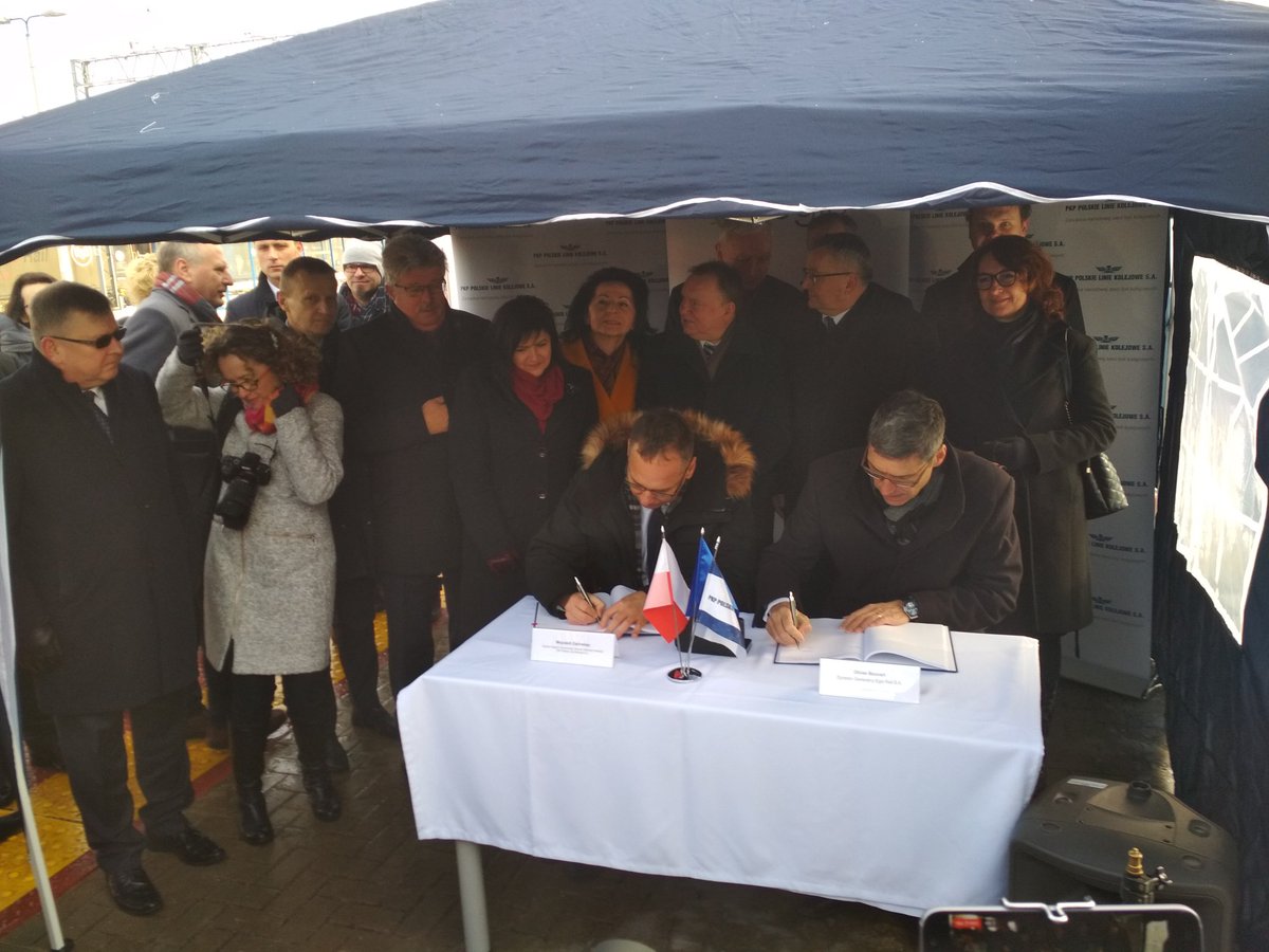 BartG_ski's tweet photo. Umowa na opracowanie dokumentacji projektowej dla budowy nowej linii kolejowej Podłęże-Piekiełko podpisana. Wartość to 180 mln zł netto. Projekt ma być gotowy za dwa lata. Pociągi mają jeździć tu w 2027. @RadioKrakow @pociaggory @MI_GOV_PL @AMAdamczyk @SzHuptys @PKP_PLK_SA https://t.co/HSIQSAzxaB