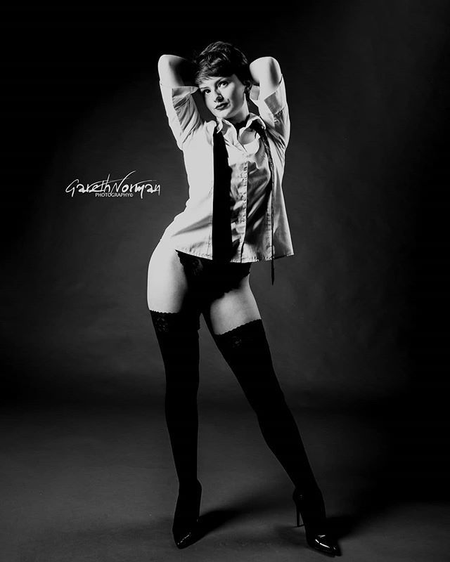 AmazePortrait's tweet image. @mistylamalice 
#clickgroupshoots 
#whiteshirt #androgyny #legs #studiophoto #modelpose #modelsofinstagram #modellife #photoshoot📸 #photography #photographer #portrait_ig #portraitmood #portraitphotography #portraitshooterz #holdups #stockings #holdu… bit.ly/2FdnChw