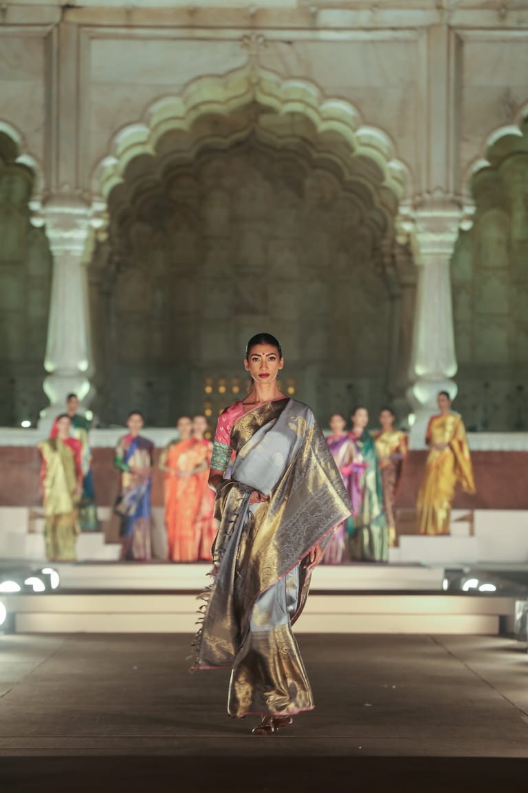 speakeasy_in's tweet photo. At @thefdci event held at Red Fort, the 'Master of Weaves' @shahgaurang presented Anjali, a collection that was a tribute to Kanjeevaram Weavers. In this collection of 16 spectacular sarees, Gaurang highlights Kanchipuram’s centuries old tradition of hand-weaving. #MadeInIndia https://t.co/ZZQu07hqNA