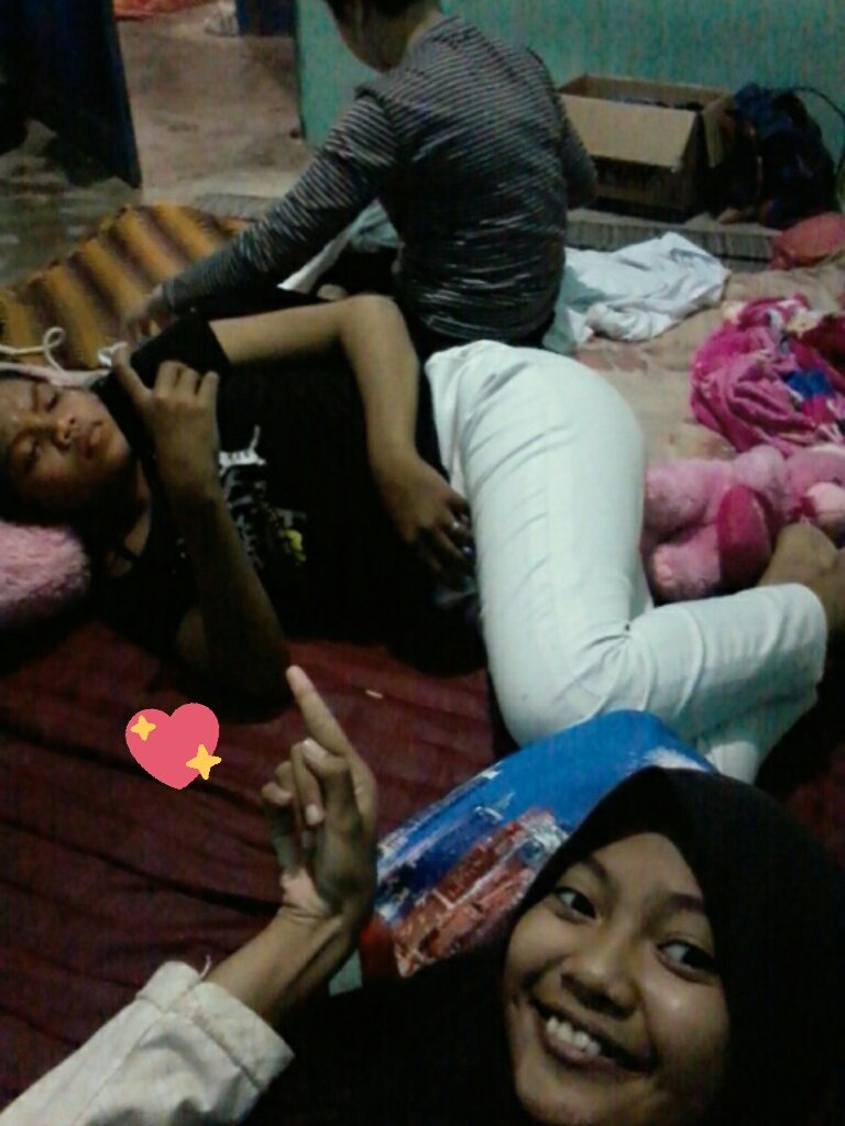 rladmsfk's tweet photo. Anak asrama😧you knowlah mrk ngapain..
1.nonton :3
2.nyetrika baju dinas buat besok-,-'
# https://t.co/pmuWIkuaeV