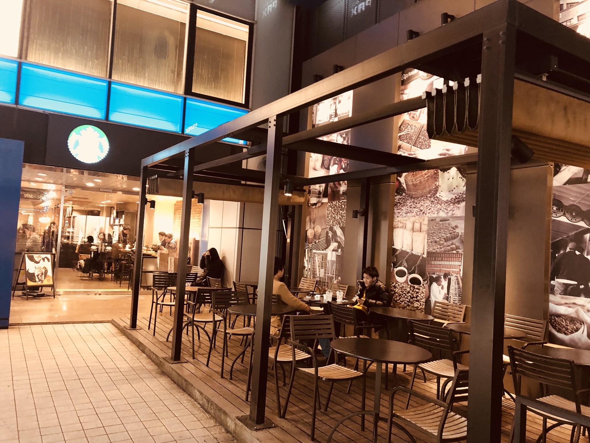 すたば太郎 都内スタバ全店舗巡り中 東京都23区内スタバ全店舗巡り 都内にある317店舗全部巡ります 7店舗目 新宿新南口店 ここもあんまり目立たない 新宿では比較的空いてるイメージ テラス席もあるので 夏なんかだと気持ちいいです 行き