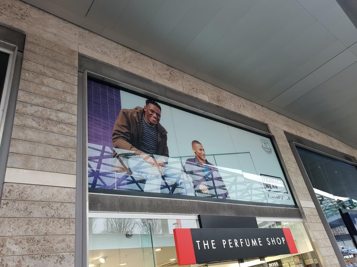We have had a busy start to the New Year! Our fitters were at Liverpool ONE on Friday fitting a full window display for the Everton Two store ⚽ All printed and fitted by Glasshouse 🖨️ #print #design #creative #largeformat #evertonfc #windowdisplays #windowvinyl #windowgraphics