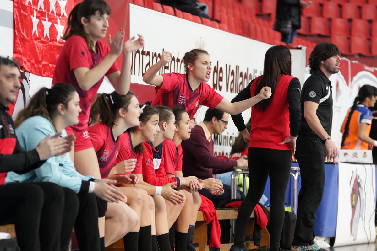 FNBalonmano's tweet photo. La selección juvenil femenina queda Subcampeona de España ante una fuerte Comunidad Valenciana que ha jugado un partidazo y muy merecido el Oro. ¡Ánimo navarras! Estad orgullosas del Campeonato que habéis realizado. Volveremos con la Plata a casa. GORA NAFARROA!!! @deporte_na https://t.co/q7odaRacsh