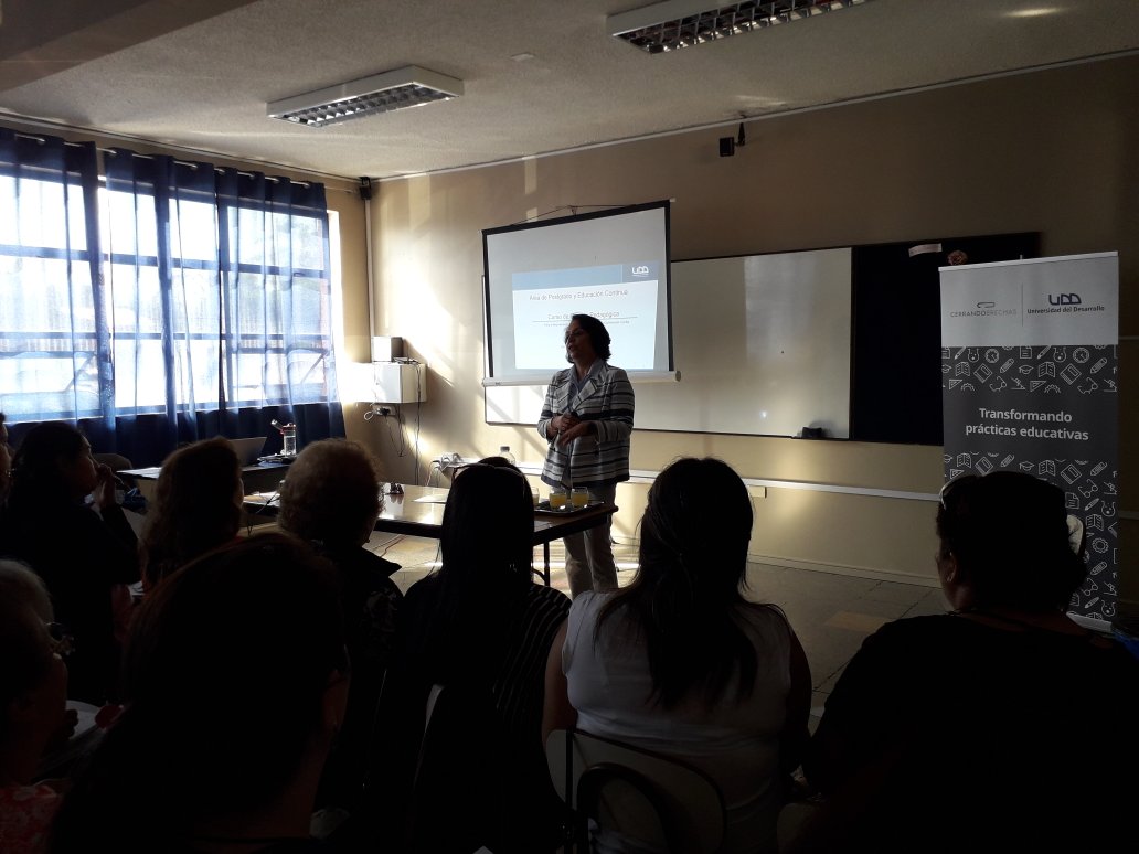 Cerran2Brechas's tweet photo. María Ester Silva, directora de postgrados de la Facultad de Educación de la UDD, nos cuenta sobre los diferentes postgrados a los que los asistentes pueden acceder luego de esta semana de trabajo 💪 #UDD #CerrandoBrechas https://t.co/nb7kKRCicy
