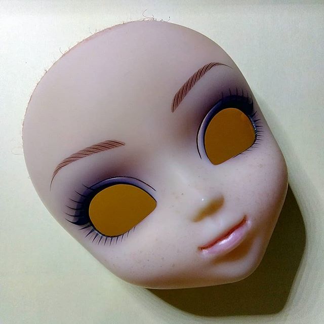 finished ex-Batgirl's half-faceup! (her eyemake and brows were fine, so I left them as they were.) the freckles were a little tricky, but I like how natural they look.

#pullip #pullipcustomization #customizeddoll #custompullip #dollfaceup #dollart #pull… bit.ly/2Qvb6LA
