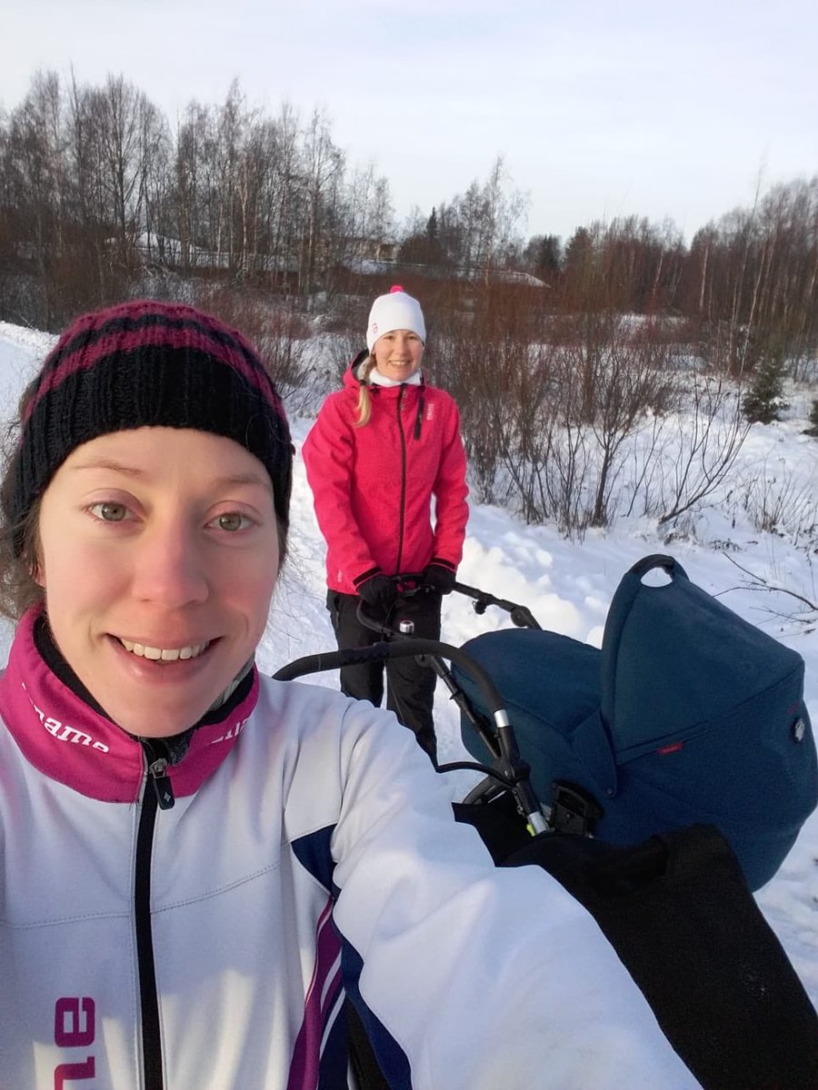 Punahilkat's tweet photo. Hilkkojen mammajaoston jo perinteeksi muodostunut palauttava vaunukävely 💪 #kesäkuntoon2019 #comeback x2 https://t.co/RP1K2FQc08