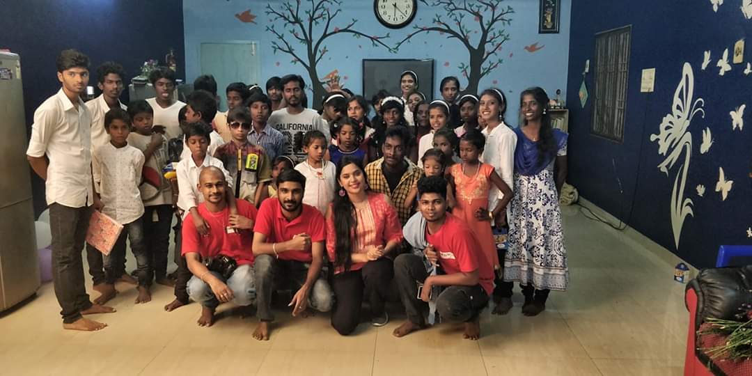 vimalraj9524's tweet photo. When Smiles spread spending good Times with These special Chlidrens😍😍😍😍 
#Addingsmiles #HappinessFactory Shoot😍👍
Thank u so much @ImSakshiAgarwal For bringing smiles to our face 😊👍
@adding_smiles @Kavipriyaa https://t.co/FBwEpr8sUD